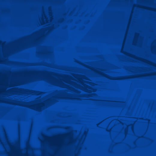 Kobieta sprawdzająca wykresy