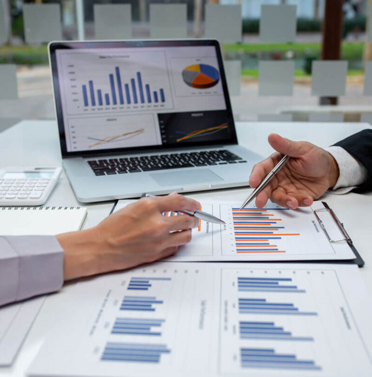 Para osób sprawdzająca wykresy